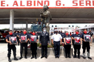 Entrega SSP uniformes a policías y bomberos