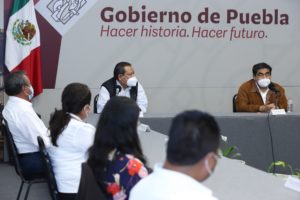 Servidores públicos deben trabajar con honradez y sin que el poder los domine: MBH