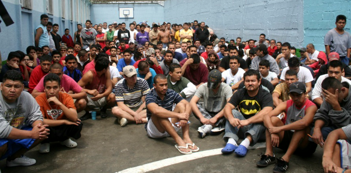 En Guatemala motín deja 18 guardias retenidos