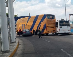 Previo a partido contra el Puebla, camión de Tigres choca en el Serdán
