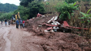 Familia es rescatada tras deslave por fuertes lluvias en Chiapas
