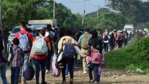 EU extiende la expulsión de indocumentados en la frontera por la pandemia