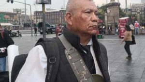 Huelga de hambre: un trabajador se cose los labios y protesta frente a Palacio Nacional