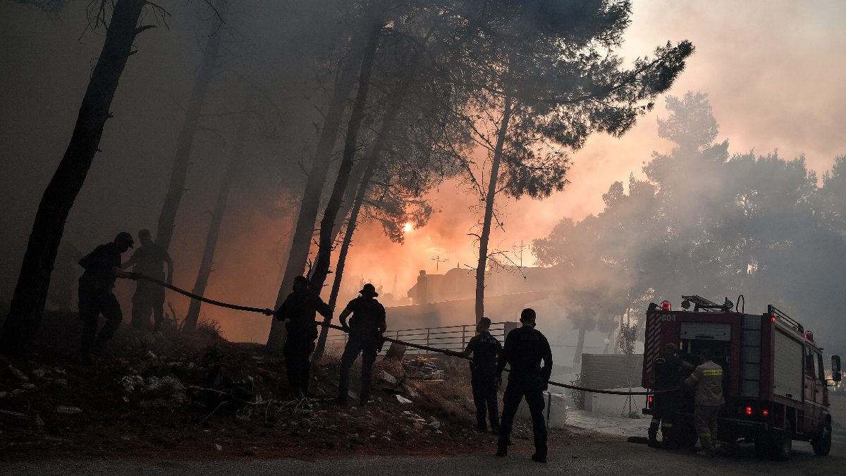 Incendios forestales arrasan grandes superficies de Grecia