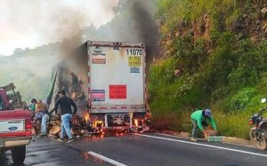 En Veracruz pobladores se roban cervezas de un tráiler en llamas