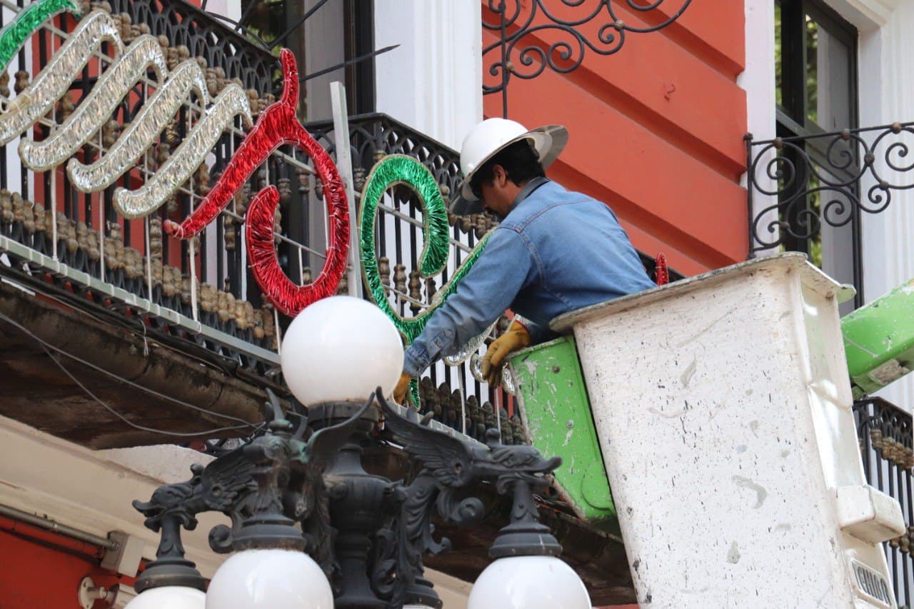 ¡Puebla se viste de colores! Ayuntamiento de Puebla instalará 1,700 adornos luminosos con motivos del mes patrio