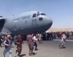 Hallaron restos humanos en tren de aterrizaje del avión que partió de Kabul