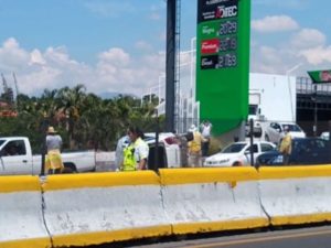 Muere taxista tras volcar en la México-Cuernavaca