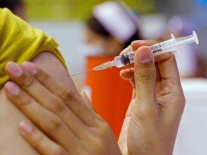 Vacuna covid registra baja eficacia contra Delta en adultos mayores de EU