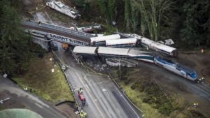 Se descarrila tren en EU; hay al menos 3 muertos y decenas de heridos