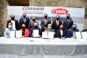 Claudia Rivera Vivanco atestigua firma de convenio entre CMIC y CONAMM