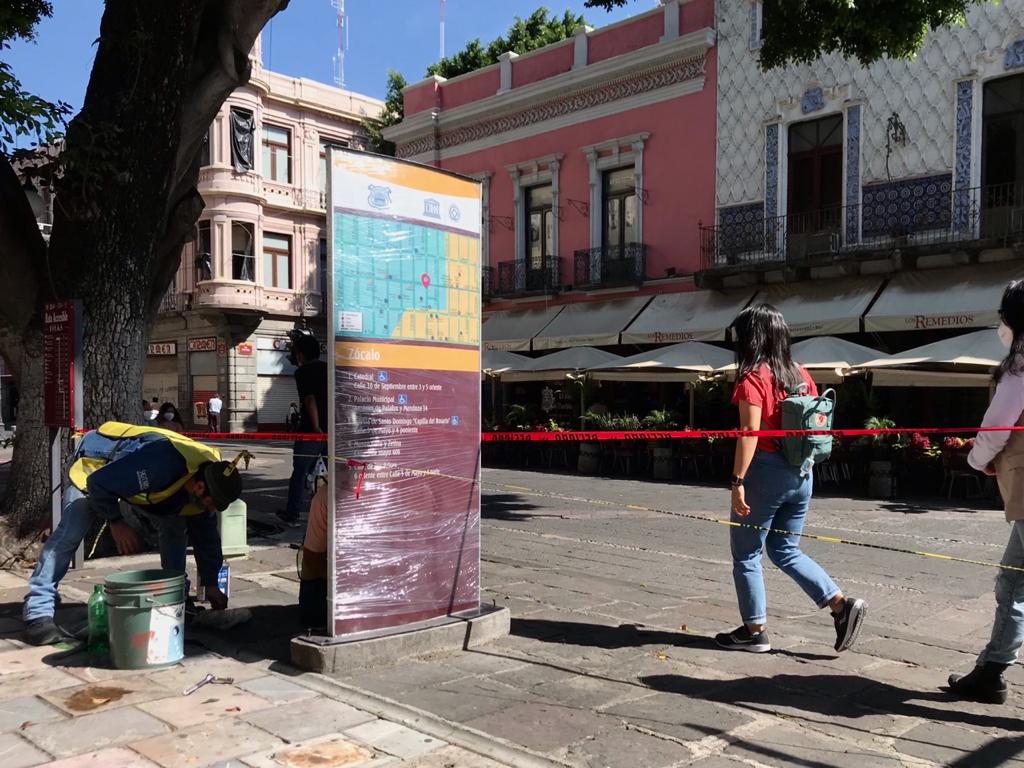 Ayuntamiento de Puebla da mantenimiento a tótems y carteles del centro