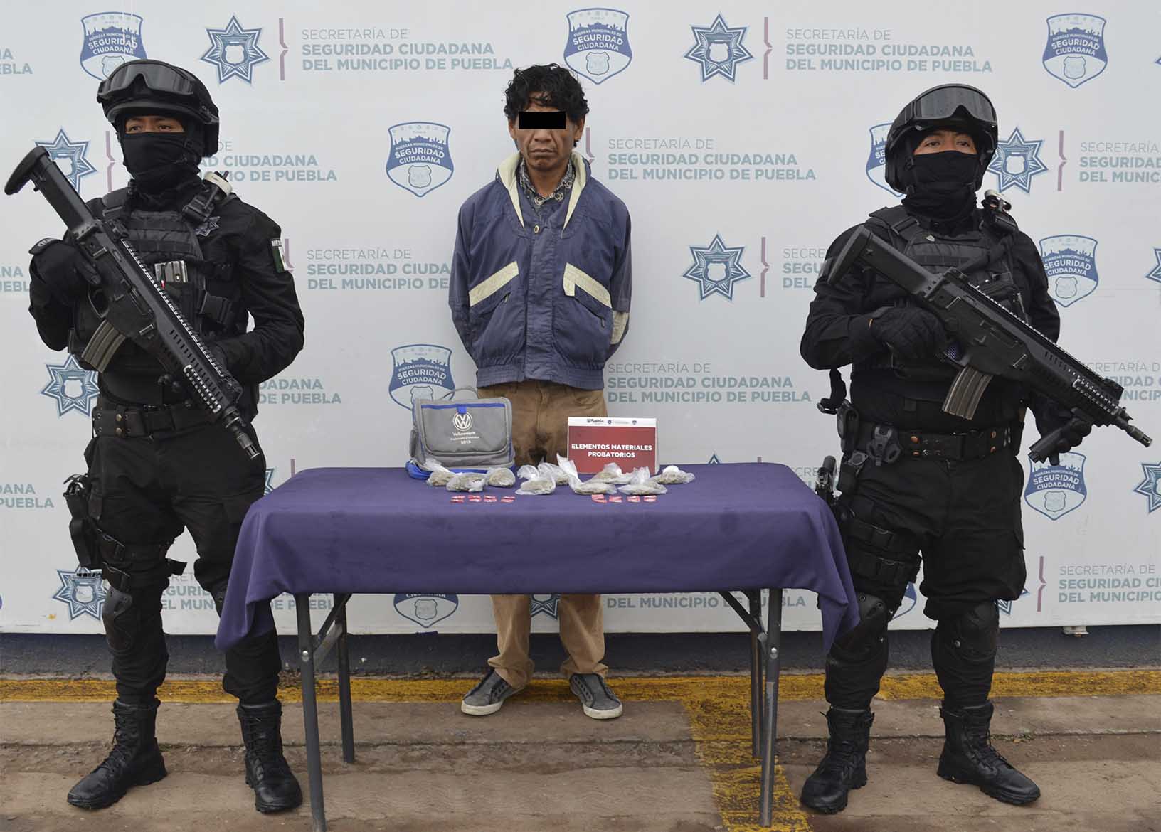 Detuvo policía municipal de Puebla a hombre en posesión de 25 dosis de posible droga