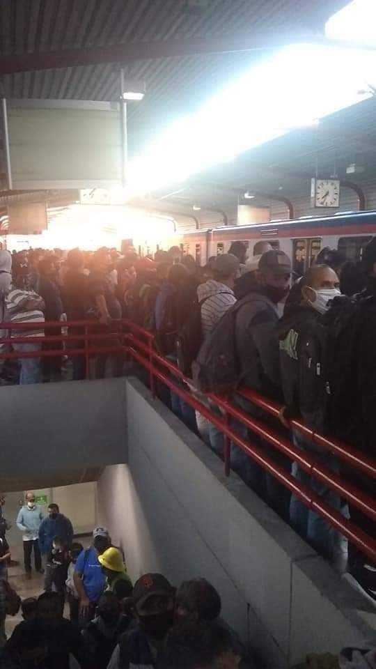 Vagón del Metro en Monterrey se incendia luego de caerle un rayo