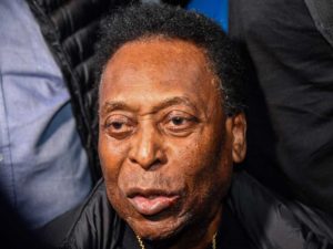 Reportan estable a Pelé tras volver a cuidados intensivos