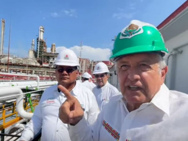 AMLO destaca modernización de 6 refinerías de Pemex