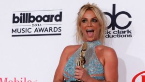 Juez suspende tutela de papá de Britney Spears sobre la cantante