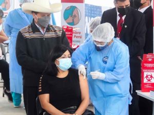 Centros comerciales en Perú regalarán dinero a quienes se vacunen contra el covid