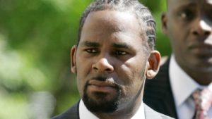 R. Kelly decide no declarar en juicio por tráfico sexual