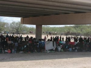 Miles de migrantes haitianos esperan en la frontera México y Texas