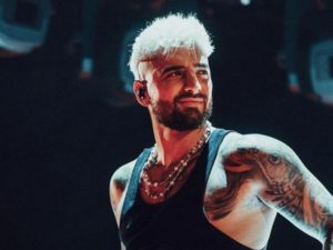 Maluma da manotazo a fan en NY por querer tomarse una foto