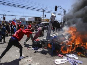 Chilenos salen a las calles para manifestarse contra migrantes