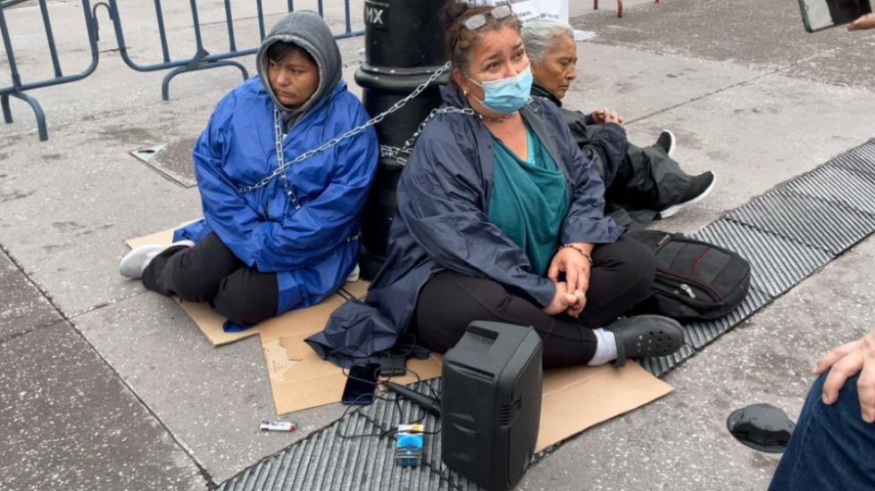 Mujeres se encadenan a un poste en CDMX como forma de protesta