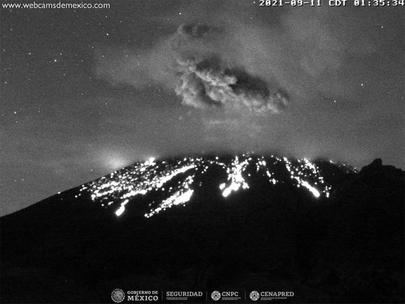 Volcán Popocatépetl lanza fumarola y fragmentos incandescentes