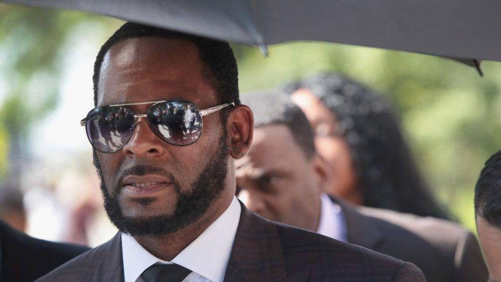 Declaran culpable al cantante R. Kelly de abuso y tráfico sexual