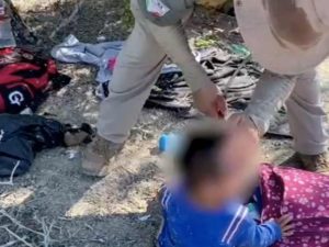 Rescatan a bebe migrante abandonado en brecha