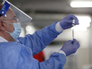 Costa Rica obligará a sus empleados públicos a vacunarse contra covid