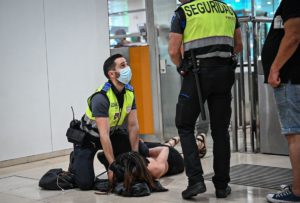 Guardia de seguridad agrede a una mujer trans en Barcelona