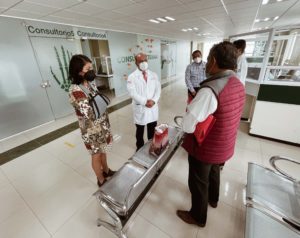 Especialistas del IMSS en Puebla extirpan tumor de 10 cm de la mano de una mujer y evitan amputarle la extremidad