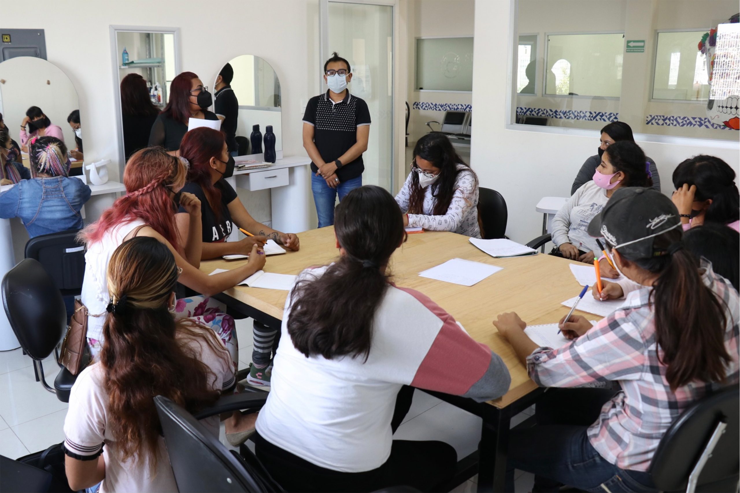 Imparten SEDIF y Trabajo talleres a favor de jóvenes de cuatro municipios