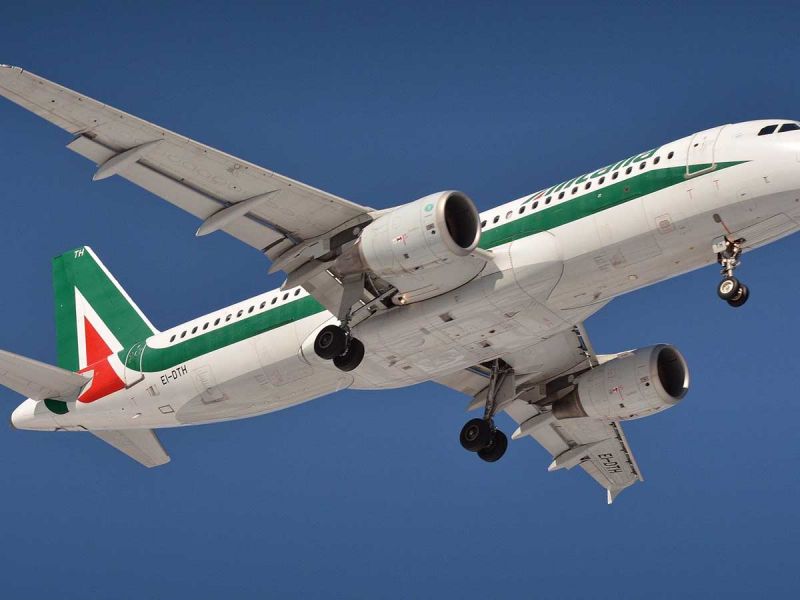 Alitalia realiza últimos vuelos y se retira tras bancarrota