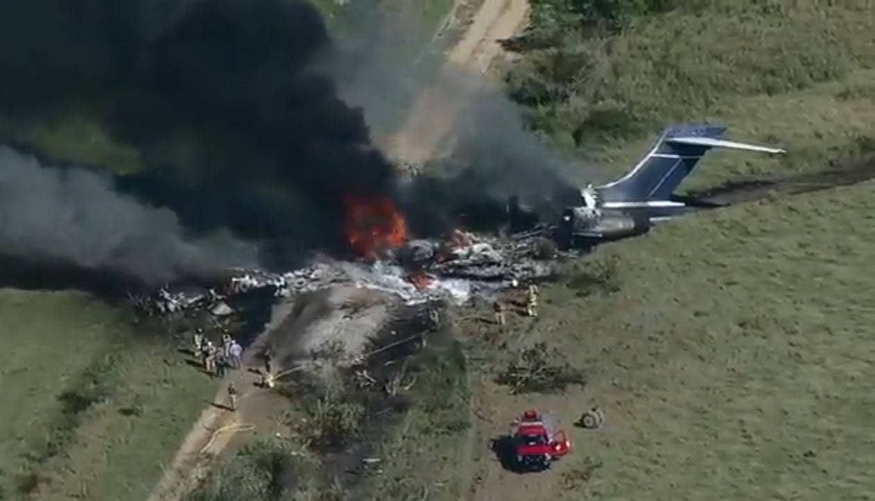 Cae avión en Texas con 21 personas y sólo reportan a un herido