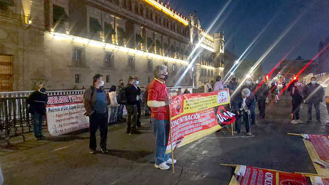 Jubilados continúan protestando frente al Palacio Nacional