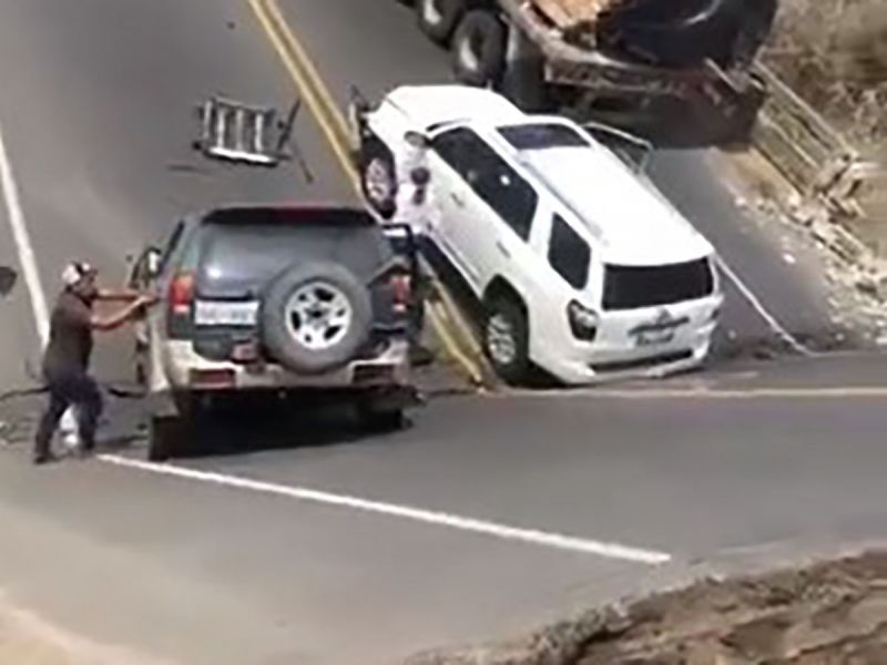 Al menos tres heridos tras colapsar puente en Ecuador