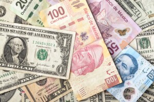 Peso pierde terreno contra el dólar