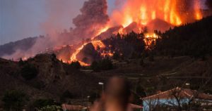 Empresas envían drones para alimentar a perros aislados por erupción: Video