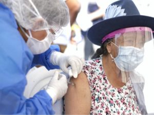 Perú aprueba tercera dosis de vacuna contra covid-19