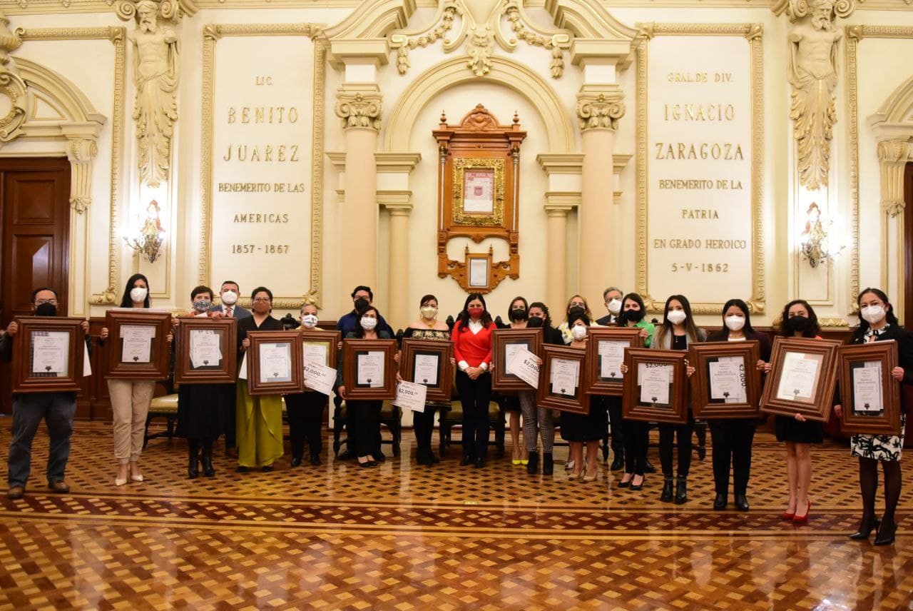 Ayuntamiento de Puebla galardona 17 docentes de la ciudad