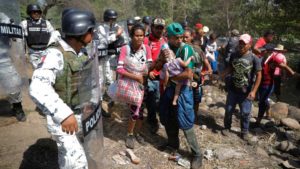 Enfrentamiento entre migrantes y Guardia Nacional