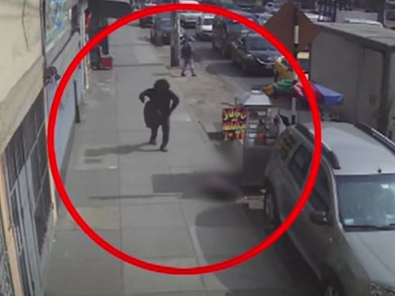 (VIDEO) Hombre indigente arroja ladrillo contra niña en Perú