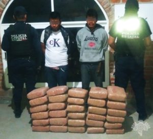 Detiene Policía Estatal a dos hombres en posesión de 50 kilos de marihuana