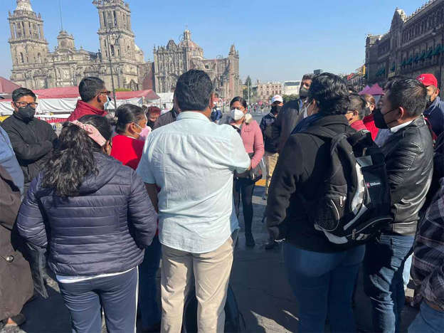 Personal médico de Oaxaca se manifiesta frente a Palacio Nacional