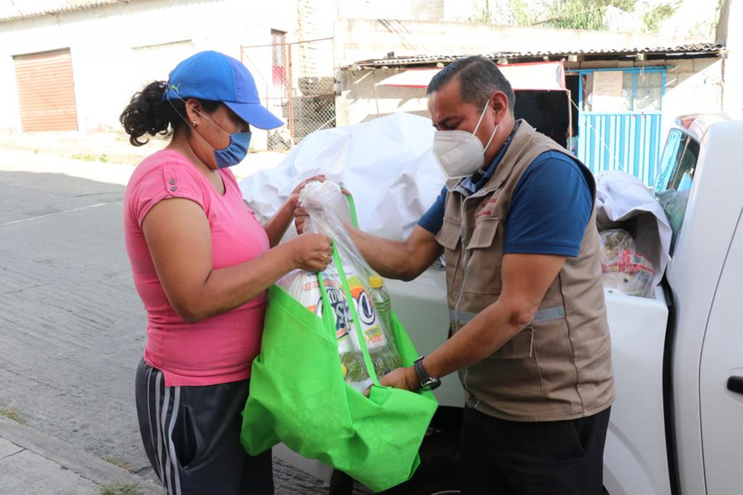 Mantiene SEDIF entrega de paquetes alimentarios y cobertores a familias afectadas de Xochimehuacan