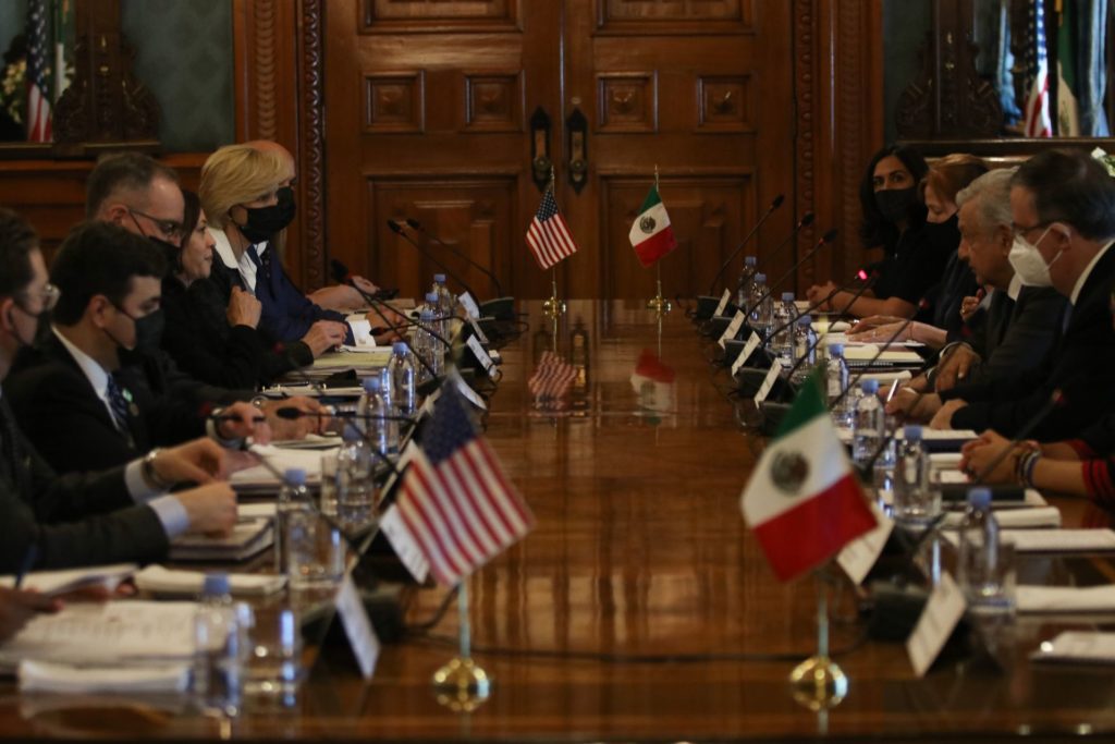 La vicepresidenta de EU, Kamala Harris y el presidente López Obrador sostuvieron una pequeña entrevista