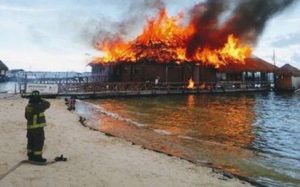 Incendio consume restaurante en Cancún, no hay lesionados