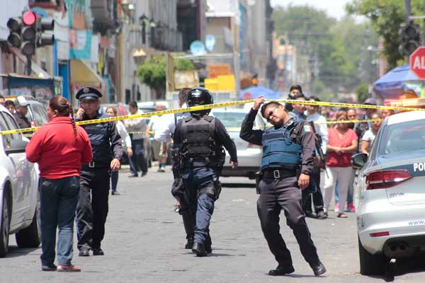 Enfrentamiento entre presuntos comerciantes y policías en Puebla